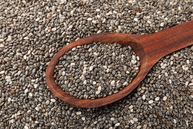 Graines de chia et cuillère en bois texturée