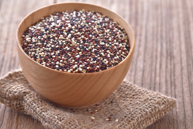 Graines de chia dans un bol en bois sur la table