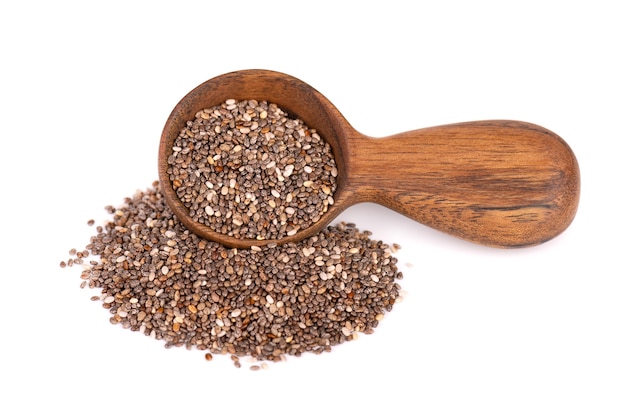 Graines de chia dans une cuillère en bois, isolé sur fond blanc.