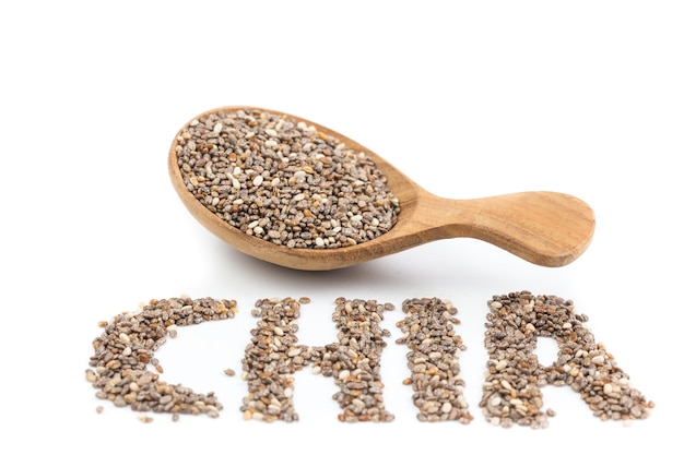 Graines de chia dans une cuillère en bois isolé sur fond blanc