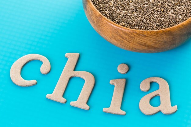 Graines de Chia saines avec gros plan de signe de chia.