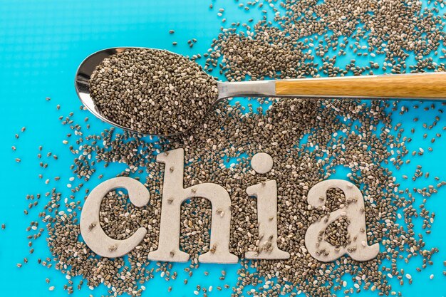 Graines de Chia saines avec gros plan de signe de chia.