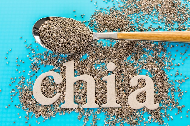 Graines de Chia saines avec gros plan de signe de chia.