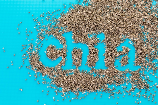Graines de Chia saines avec gros plan de signe de chia.