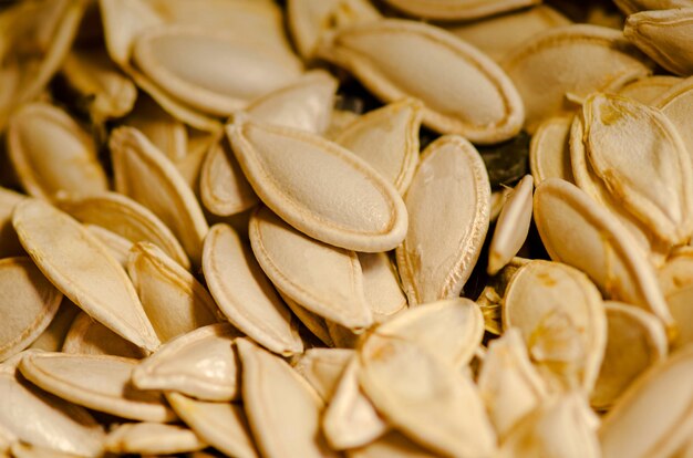 Graines de citrouille séchées sur un pont en métal