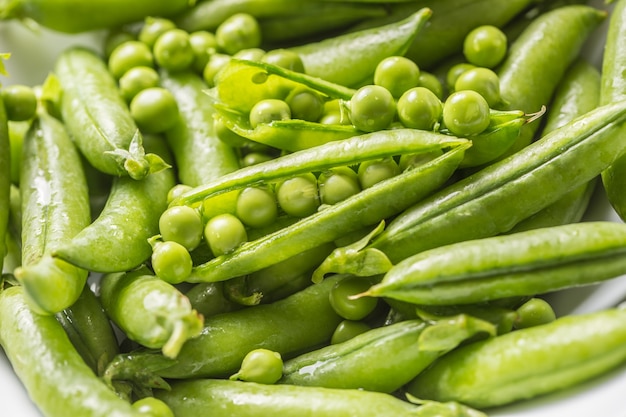 Graines et cosses de pois verts frais - Gros plan.