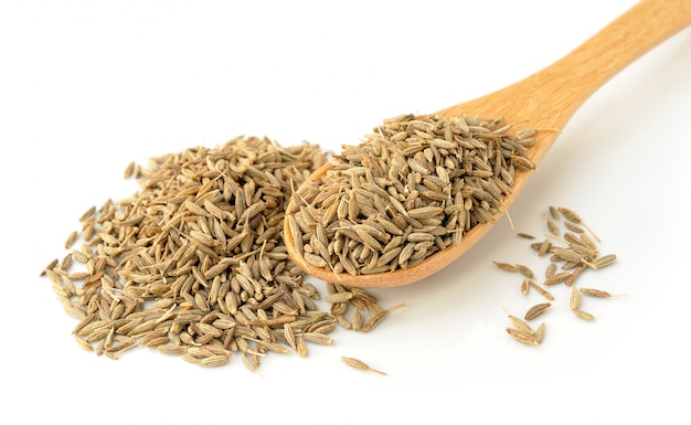 Graines de cumin dans une cuillère en bois