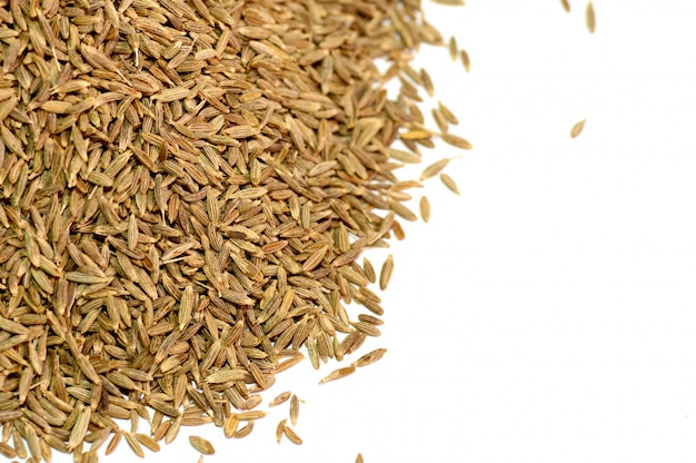 Graines de cumin isolés sur fond blanc