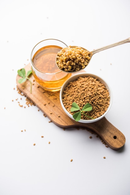 Les graines de fenugrec ou la boisson Methi Dana en la faisant tremper dans l'eau pendant la nuit. utile dans la perte de poids, la digestion et le traitement de la glycémie