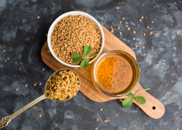 Les graines de fenugrec ou la boisson Methi Dana en la faisant tremper dans l'eau pendant la nuit. utile dans la perte de poids, la digestion et le traitement de la glycémie