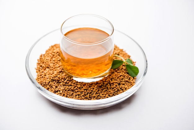 Les graines de fenugrec ou la boisson Methi Dana en la faisant tremper dans l'eau pendant la nuit. utile dans la perte de poids, la digestion et le traitement de la glycémie