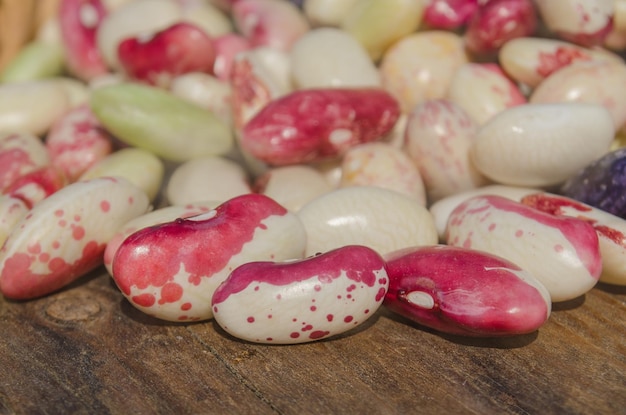 Graines de haricots rouges sur une table en bois