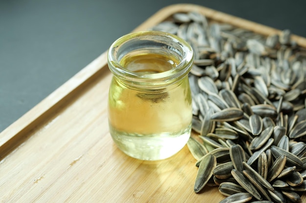 Graines d'huile de tournesol et huile dans un récipient sur la table