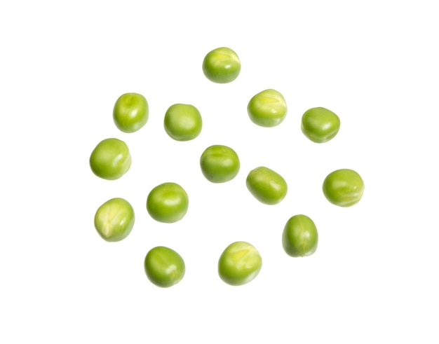 Graines de pois Pisum sativum Pois frais isolés sur fond blanc vue de dessus