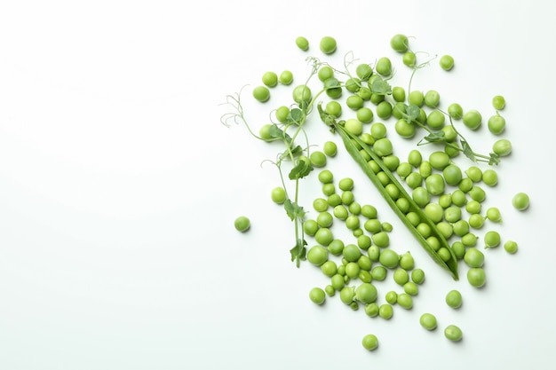 Graines de pois verts frais et cosse sur blanc