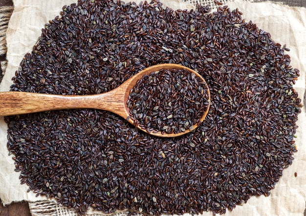 Graines de psyllium avec une cuillère sur une vue de dessus en papier