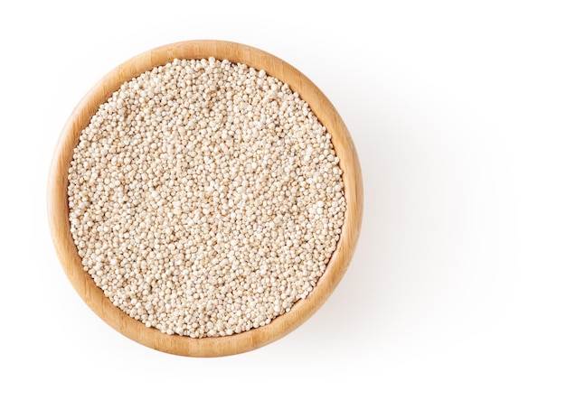 Graines de quinoa blanc séchées dans un bol en bois isolé sur fond blanc avec un tracé de détourage