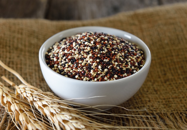 Graines de quinoa dans un bol sur bois