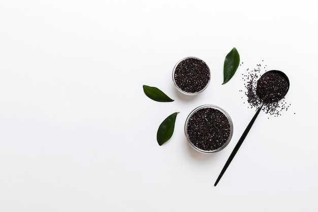 Graines de quinoa dans un bol et une cuillère sur fond coloré Kinwa sain dans un petit bol Superaliment sain