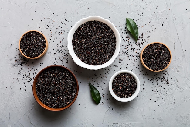 Graines de quinoa dans un bol sur fond coloré Kinwa sain dans un petit bol Superaliment sain