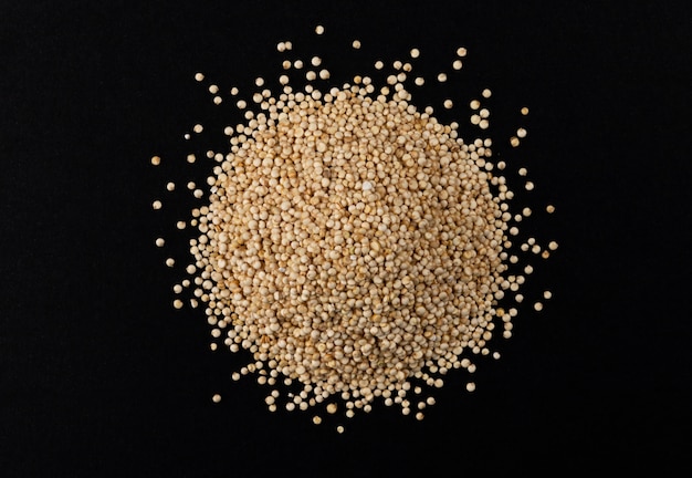 Graines de quinoa isolés sur fond noir