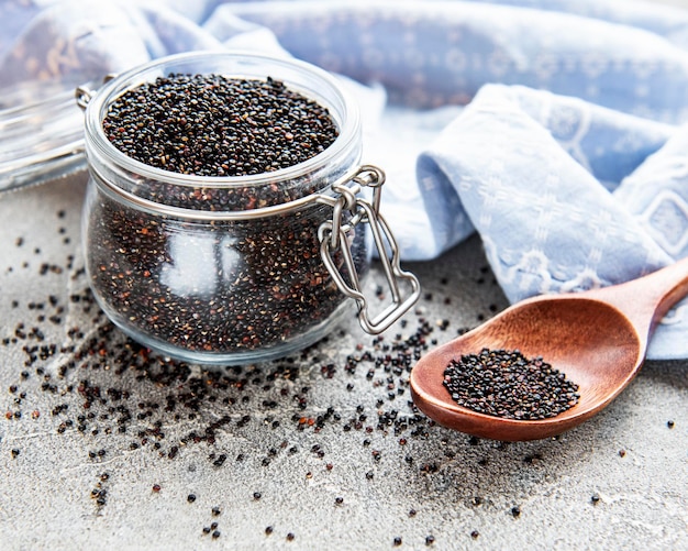 Graines de quinoa noir sur un vieux fond de béton