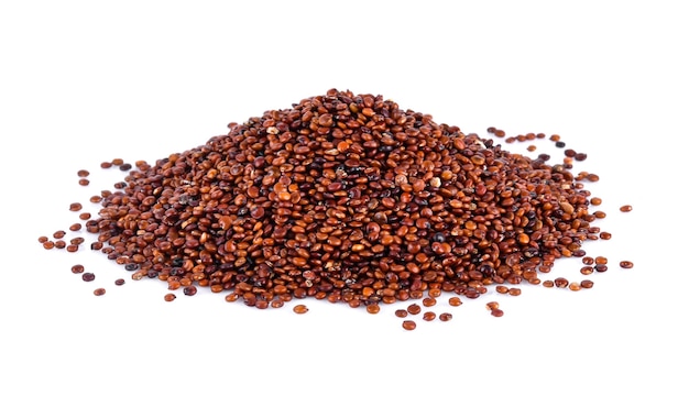 Graines de quinoa rouge isolés sur fond blanc