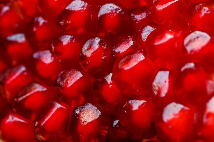 Photo graines rouges mûres et juteuses de gros plan de fruits de grenade fraîche.