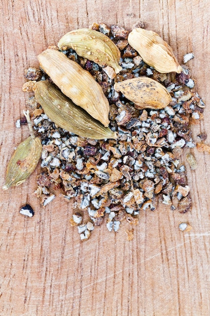 Graines séchées et cardamome fraîchement moulue