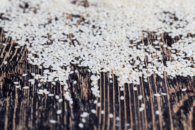 Photo graines de sésame blanches sur une table en bois