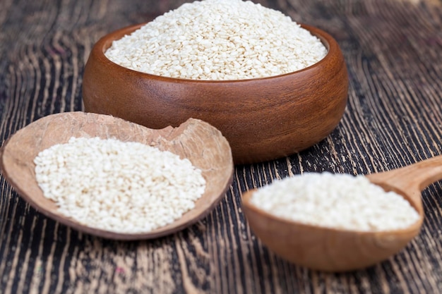 Graines de sésame blanches sur une table en bois