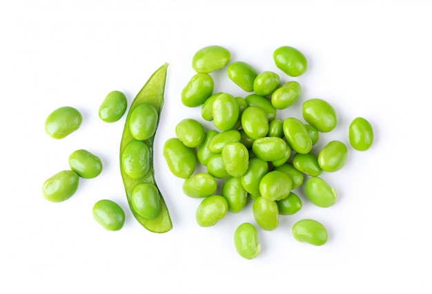 Graines de soja vert sur mur blanc.