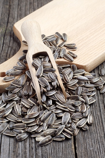 Graines de tournesol et cuillère sur table en bois