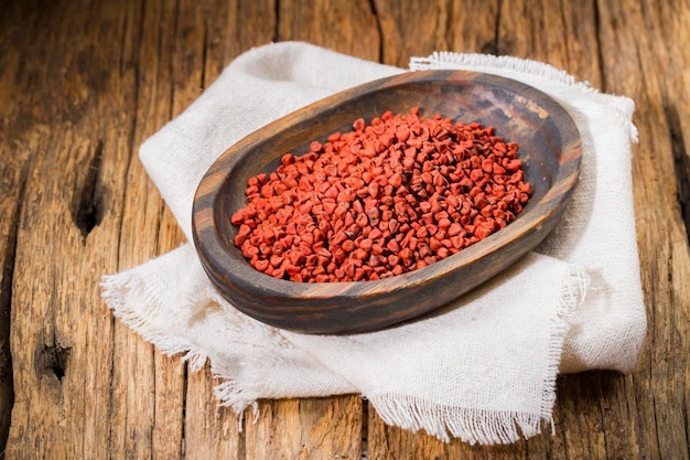 Grains d'Achiote dans un récipient condiment typique de l'Amérique du Sud libre de droit