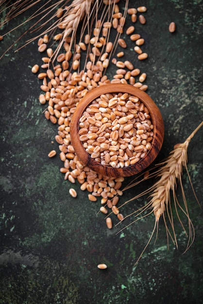 Grains de blé et épillets sur fond rouillé.