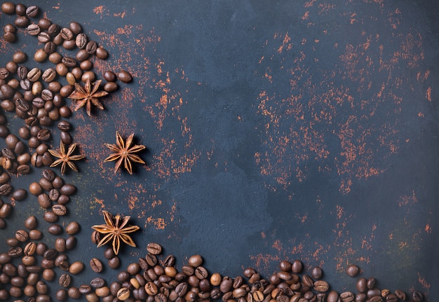 Grains de café avec anis aux épices sur fond de surface en pierre rouillée