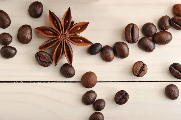 Grains de café et anis étoilé closeup sur une surface en bois