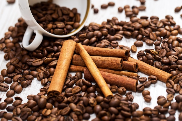 Grains de café, bâton de cannelle et chocolat