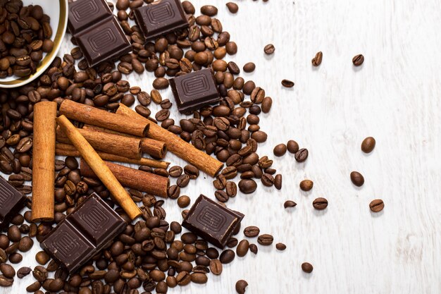 Grains de café, bâton de cannelle et chocolat