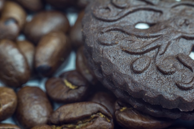 Grains de café et biscuits au chocolat se bouchent