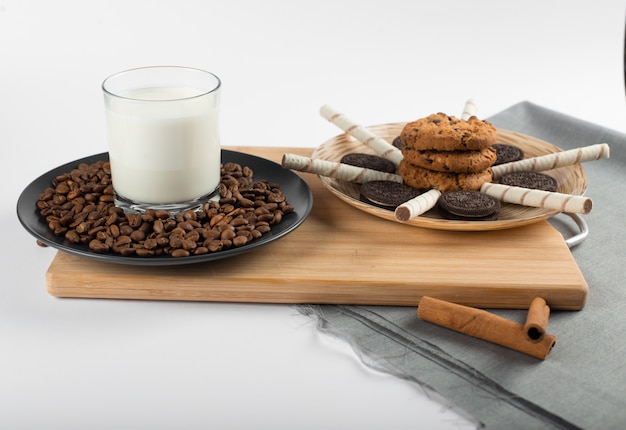 Grains de café, biscuits et un verre de lait