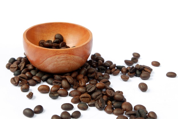 Les grains de café avec bol en bois isolé sur fond blanc