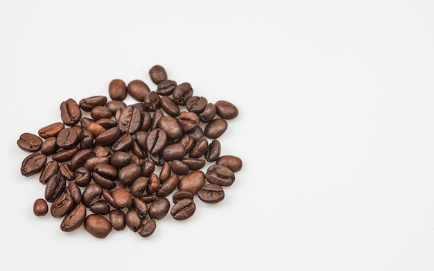 Grains de café bruns dans une boule sur fond blanc