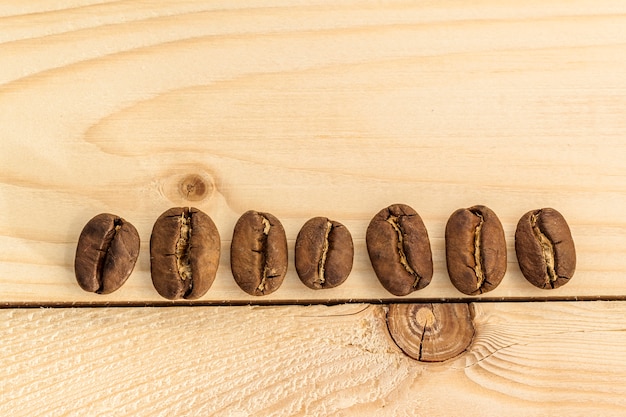 Grains de café bruns sur une table en bois