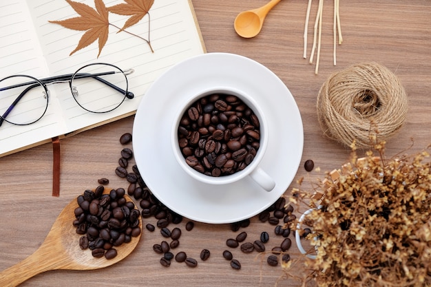 Grains de café sur le bureau avec concept de l&#39;automne