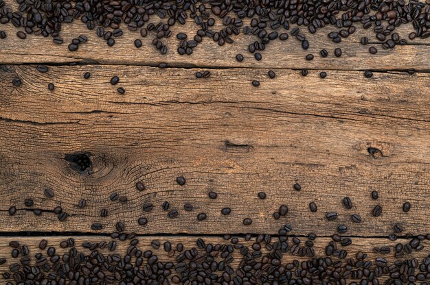 Grains de café sur le bureau