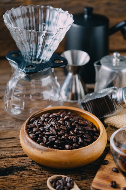 grains de café avec café goutte à goutte accessoire sur table en bois