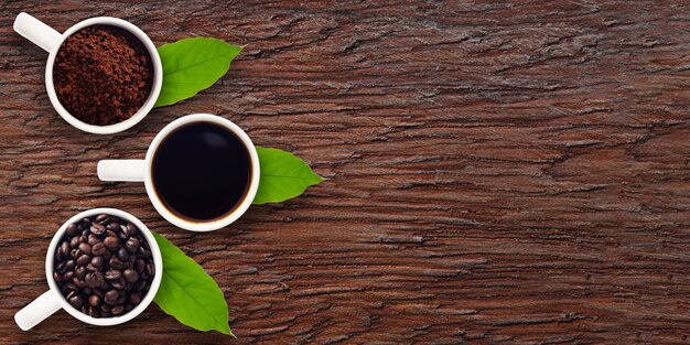 Grains de café, café moulu, eau de café, dans un verre sur bois avec vue de dessus de l'espace