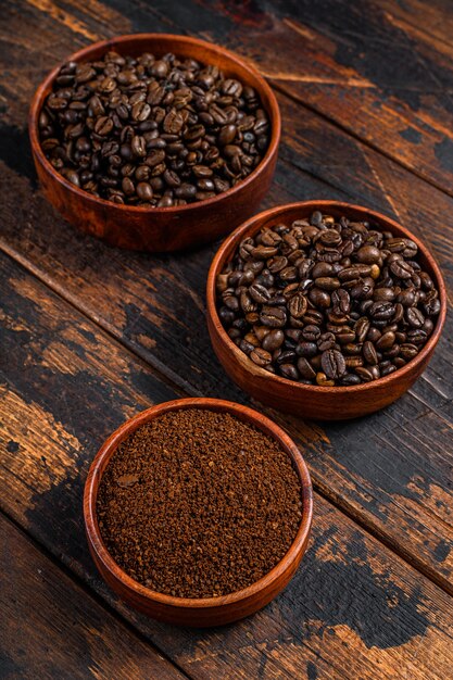 grains de café et café moulu moulu sur table en bois. Vue de dessus.