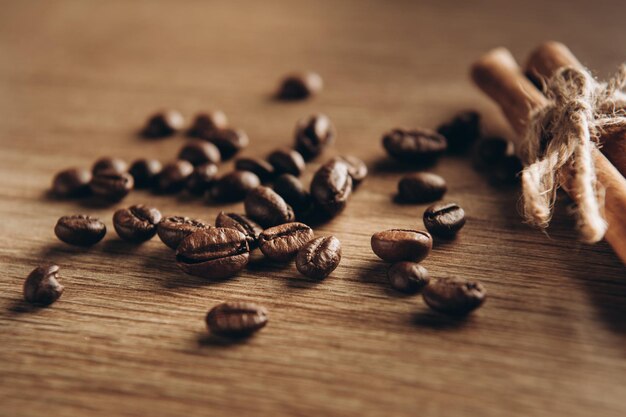 Grains de café avec de la cannelle sur la table vue d'en haut le café parfumé vient de la vapeur